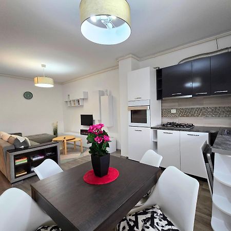 Apartment "Solar 48", Private Parking, One Bedroom Bukarest Exteriör bild